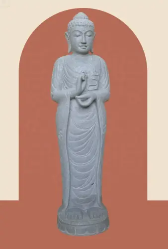 Artikelbild des Artikels “Stehender Buddha aus Flussstein in Dharmachakra-Stellung - Geste des Rades der Dharma-Lehre. Ungefähr 122cm Höhe “
