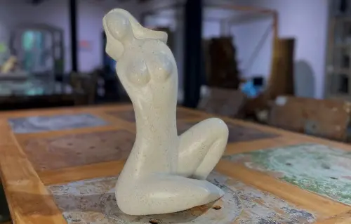Artikelbild des Artikels “Sitzende Dame abstrakt, Terrazzo, weiß 40cm “