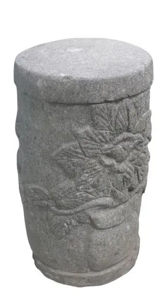 Steinhocker, Säule mit Blumenmotiv, 45 cm 