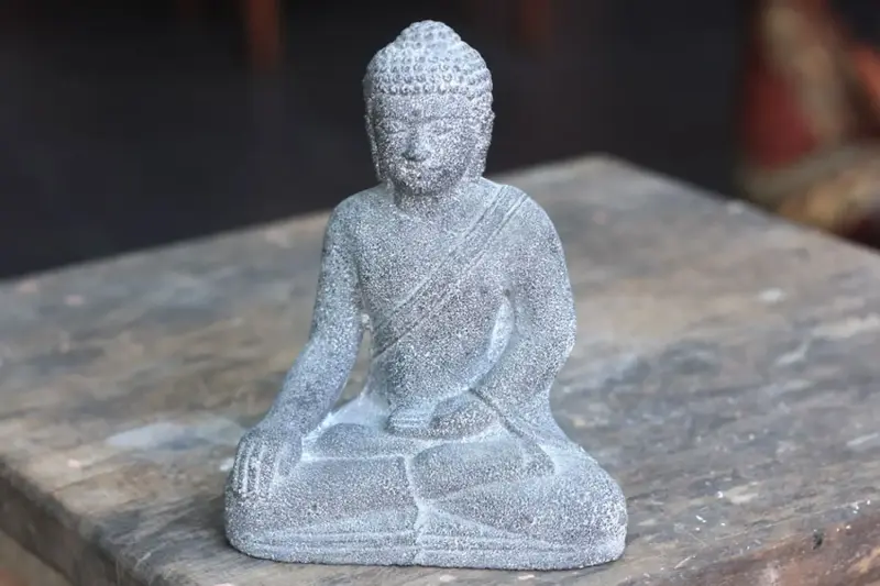 Artikelbild 1 des Artikels “Buddha-Figur, sitzend, grau, 14 cm “