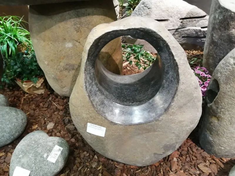 Objekt aus Flussst. mit Aushöhlung, 50 cm 