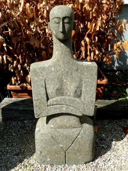 Abstrakte Figur - Frauen. Die Größe beträgt 40x25x105 cm. Naturstein (Basanit), Steinmetzarbeiten 