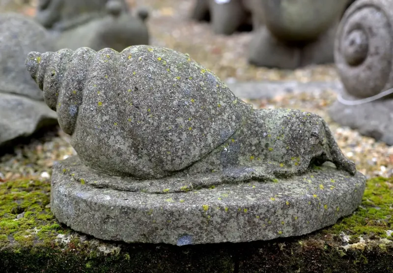Liegende Schnecke auf Sockel 