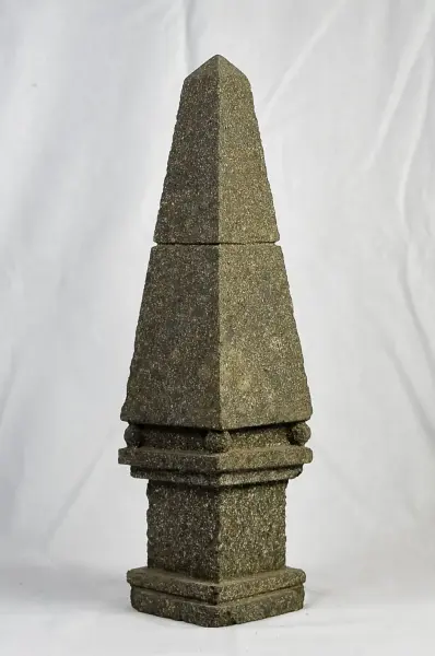 Artikelbild 1 des Artikels “Obelisk aus Basanit “