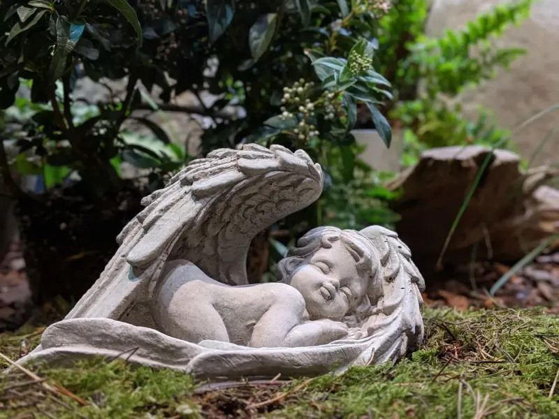 Schlafender Engel im Flügel, Gartenfigur, 25 cm 