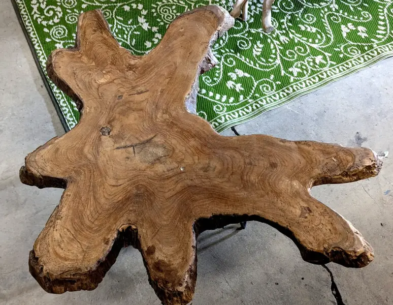 Artikelbild 1 des Artikels “Unikat - Beistelltisch mit Metallbeinen, die Platte ist aus einem Stück Teakwurzel gefertigt. Größe etwa 73 cm Länge und 70 cm Breite, 5,5cm Dicke, Höhe ist 45cm “