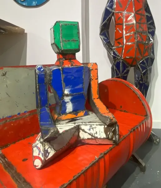 Sitzender Meditationsroboter, 65cm hoch, Skulptur aus upcyceletem Ölfass. 