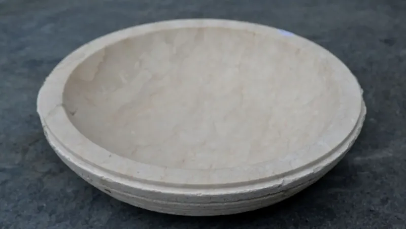 Schale aus Marmor, 45 cm, außen leicht bossiert 