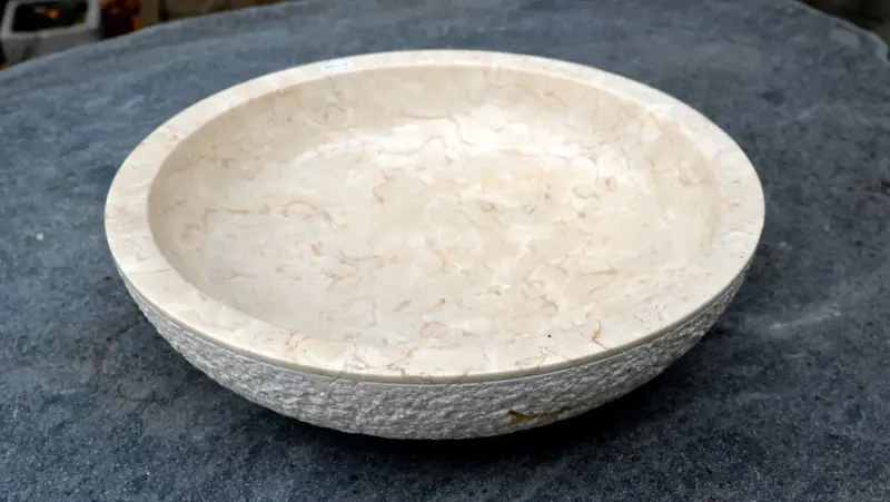 Artikelbild 1 des Artikels “Schale aus Marmor, Ø 45 cm, außen grob bossiert “