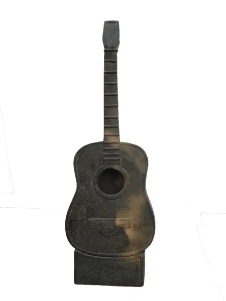 Artikelbild 1 des Artikels “Gitarre mit Stand aus Steinguss, 140 cm hoch “