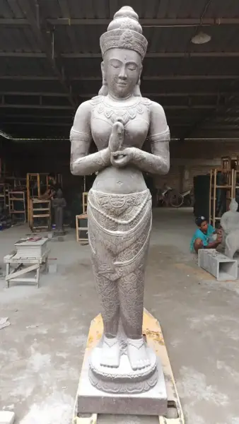 Artikelbild 1 des Artikels “Stehender Dewi Sri, 240 cm H, Steinguss “