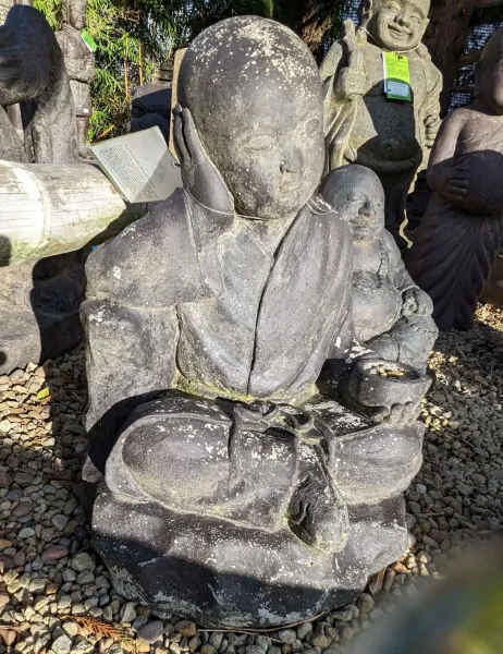 Sitzender Mönch mit der Schale, 43 cm hoch, Kunststein, handgefertigt & farbig. Eingefaerbt in der Farbe Antik-Finish 