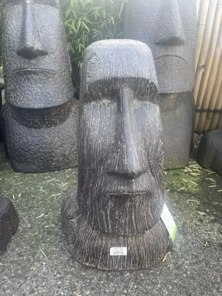 Ausstellungstück - Moai-Kopf, Struktur der Oberfläche in Holzoptik. 40 x 35 x 64cm. Steinguss, handgefertigt & farbig. Antik-Finish 