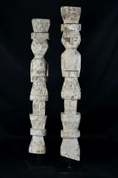 Set mit zwei Statuen, Holz auf Ständer 