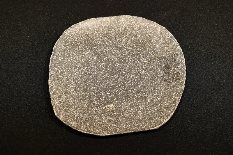 Dünne Platte aus Flussstein, ca. 15 cm Durchmesser 