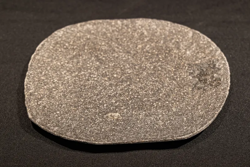 Dünne Platte aus Flussstein, ca. 25 cm Durchmesser 