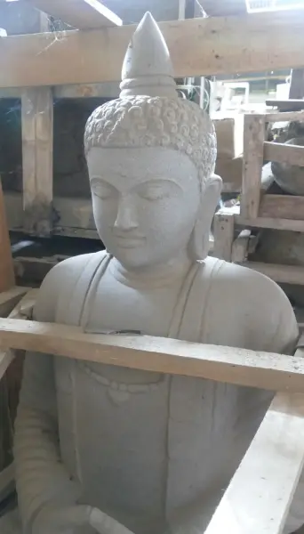 Artikelbild 1 des Artikels “Sitzender Buddha, thailändisch inspiriert, 115 cm hoch. Flussstein grau “