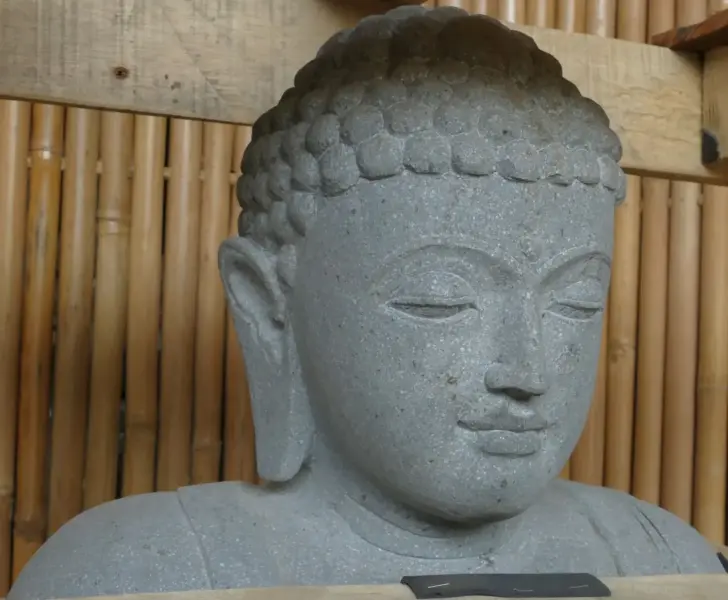 Artikelbild 1 des Artikels “Sitzender japanischer Buddha aus Flussstein in Dhyana-Stellung - Geste der Meditation, H. 78cm “