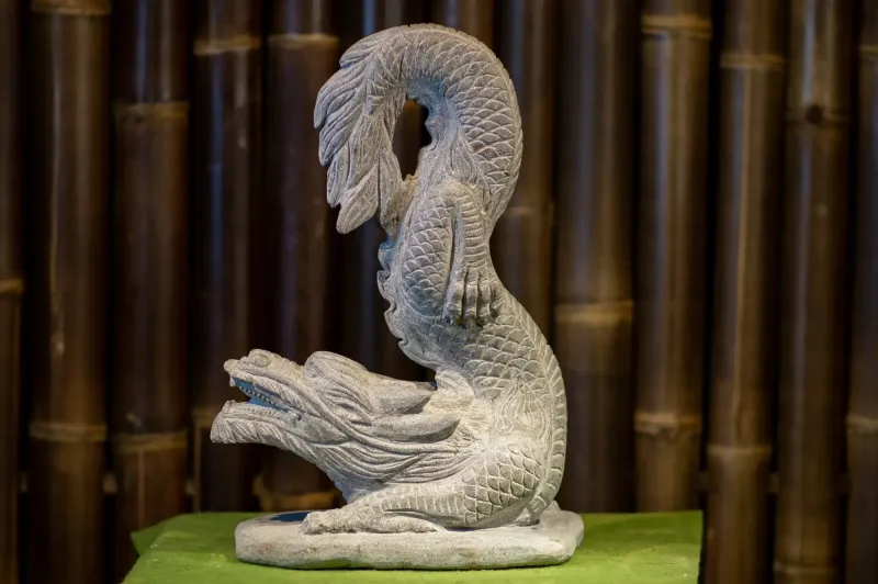 Drache aufgerichtet auf Sockel, ca. 50 cm 