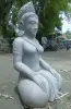 Artikelbild 2 des Artikels “Die Skulptur ist Putri Bali (sitzende Damen) aus Riverstone “