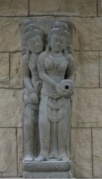 Artikelbild 2 des Artikels “Relief mit 2 stehenden Figuren, ca. 150 cm hoch “
