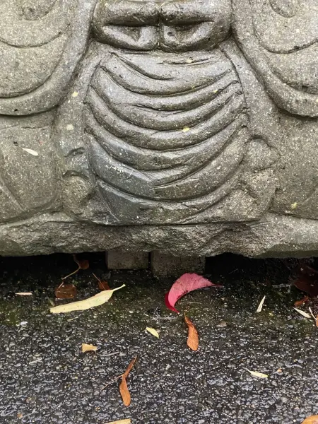 Artikelbild 2 des Artikels “Sitzender Buddha, Japaner, 100 cm Höhe, Naturstein (Basanit), Steinmetzarbeiten. Naturstein, Grau “