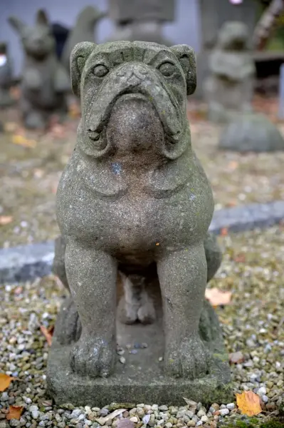 Artikelbild 2 des Artikels “Sitz. Bulldogge auf Sockel, ca. 60 cm hoch “