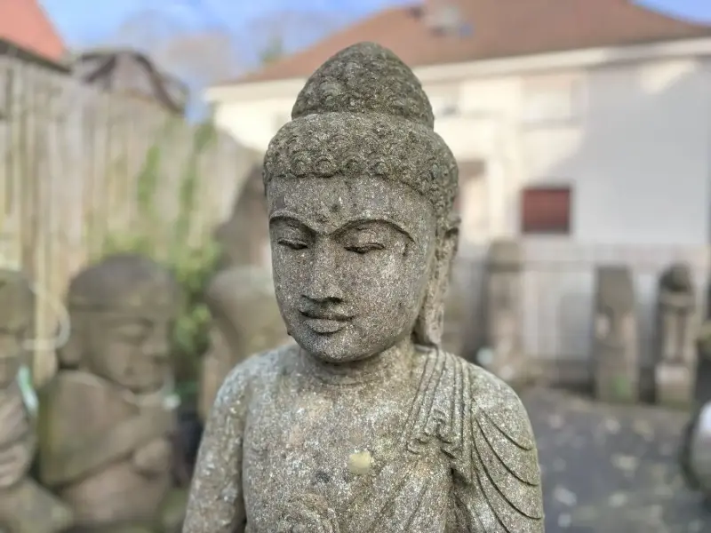 Artikelbild 2 des Artikels “Stehender Buddha, Indien, 120 cm Höhe, Naturstein (Basanit), Steinmetzarbeiten “