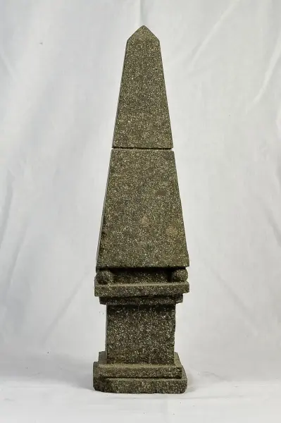 Artikelbild 2 des Artikels “Obelisk aus Basanit “