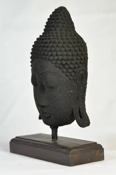 Artikelbild 2 des Artikels “Buddha-Maske aus Lavaguss “