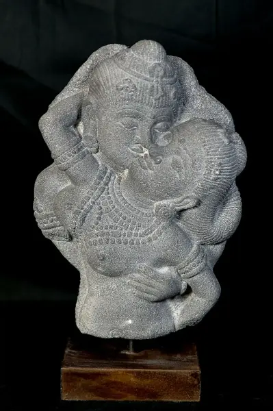 Artikelbild 2 des Artikels “Liebespaar auf Holzsockel, ca. 30 cm hoch “