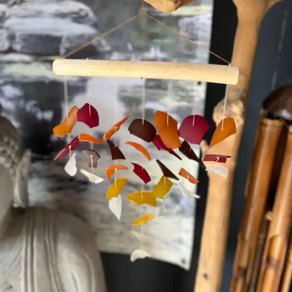 Artikelbild 2 des Artikels “Glaswindspiel, hängende Glasstücke am Stock, Hänger mit Treibholz, Farbe Rot. “