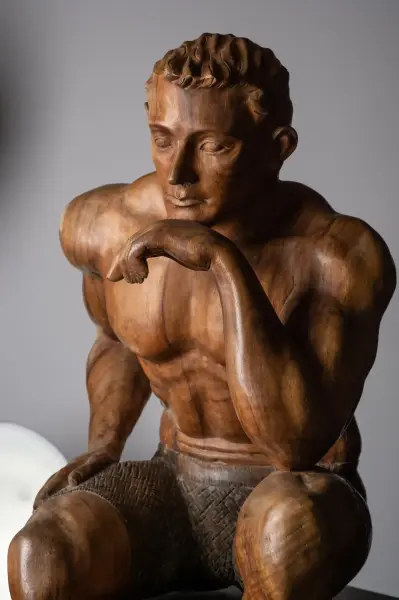 Artikelbild 2 des Artikels “Unikat: Sitzender Mann – Kunstobjekt aus Suarholz “