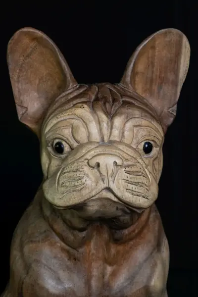 Artikelbild 2 des Artikels “Französische Bulldogge sitzend – Holzskulptur für Tierliebhaber “