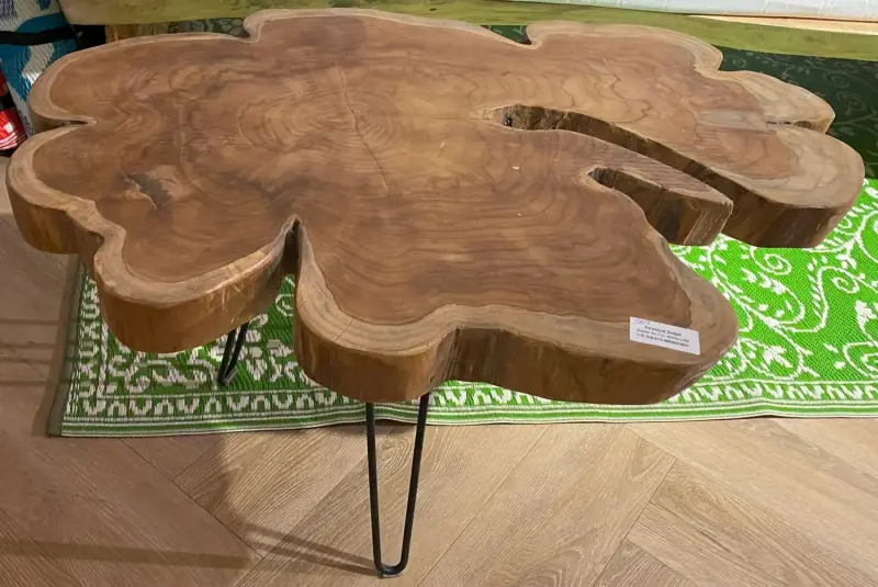 Artikelbild 2 des Artikels “Unikat - Beistelltisch mit Metallbeinen, die Platte ist aus einem Stück Teakwurzel gefertigt. Größe etwa 80cm Länge und 50 cm Breite, 5,5cm Dicke, Höhe ist 45cm “