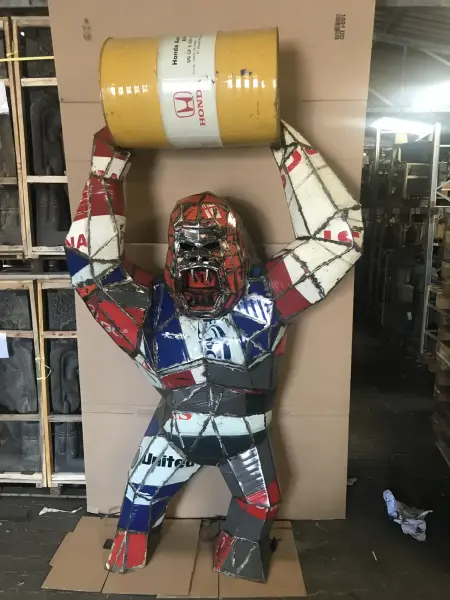 Product image 2 of the product “Angry Gorilla with Barrel, 300cm height, sculpture from upcyceled oil barrel. ”