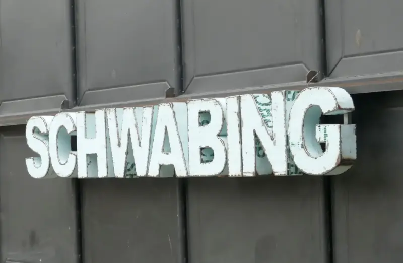 Artikelbild 2 des Artikels “Großbuchstaben - SCHWABING auf Metallrahmen Höhe ca. 50cm. “
