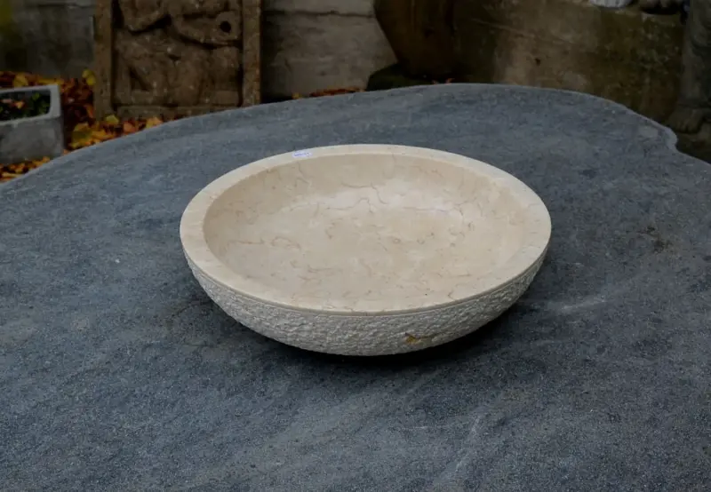 Artikelbild 2 des Artikels “Schale aus Marmor, Ø 45 cm, außen grob bossiert “