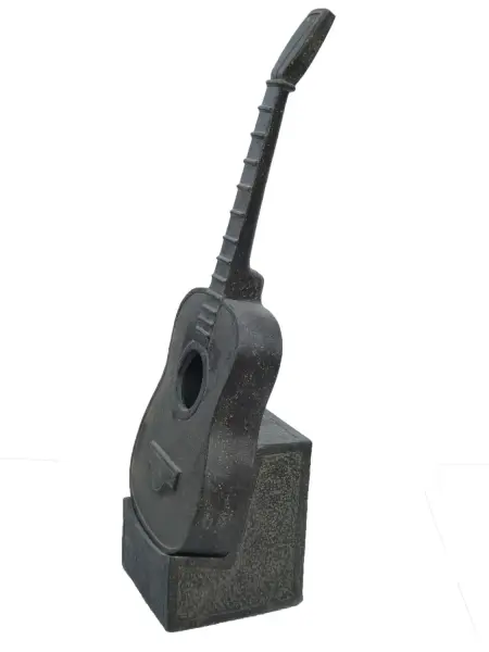 Artikelbild 2 des Artikels “Gitarre mit Stand aus Steinguss, 140 cm hoch “