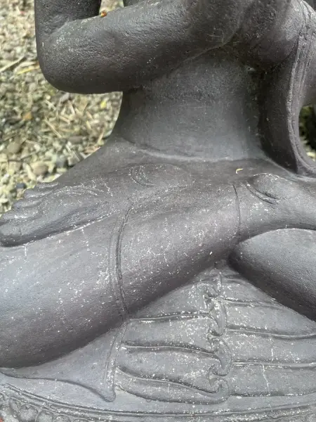 Artikelbild 2 des Artikels “Ausstellungsstück - Sitzender Buddha mit grüßenden Händen, Indien. 60 cm Höhe, Kunststein, handgefertigt & farbig. Gussstein mit antikem Finish, handgearbeitet & gefärbt. Eingefaerbt in der Farbe Antik-Finish “