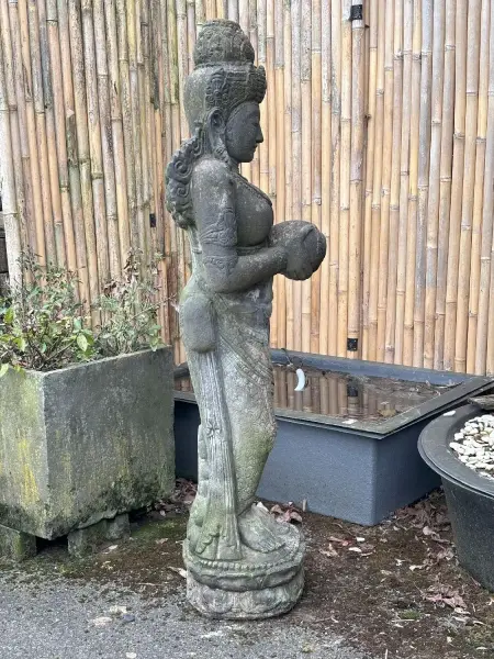 Artikelbild 2 des Artikels “Stehender Dewi Sri als Wasserspiel, 153 cm Höhe, Kunststein, handgefertigt & farbig. Eingefaerbt in der Farbe Antik-Finish “