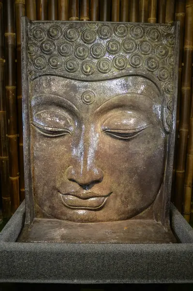 Artikelbild 2 des Artikels “Buddha-Kopf-Relief mit Sockel als Wasserspiel, 155 cm “