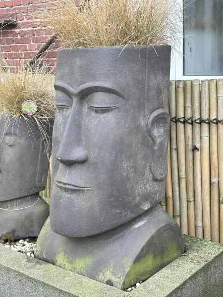 Artikelbild 2 des Artikels “Abstrakter Kopf als Pflanzer. 100 cm Höhe, Kunststein, handgefertigt & farbig. eingefaerbt in der Farbe Antik-Finish “