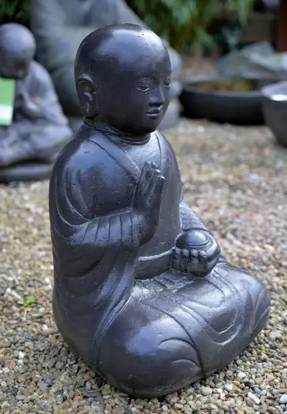 Artikelbild 2 des Artikels “Sitzender Mönch aus Steinguss ca. 60 cm H Handhaltung: „Rad der Lehre