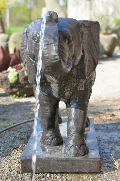 Artikelbild 2 des Artikels “Stehender Elefant auf Sockel als Wasserspiel, 107 cm L “