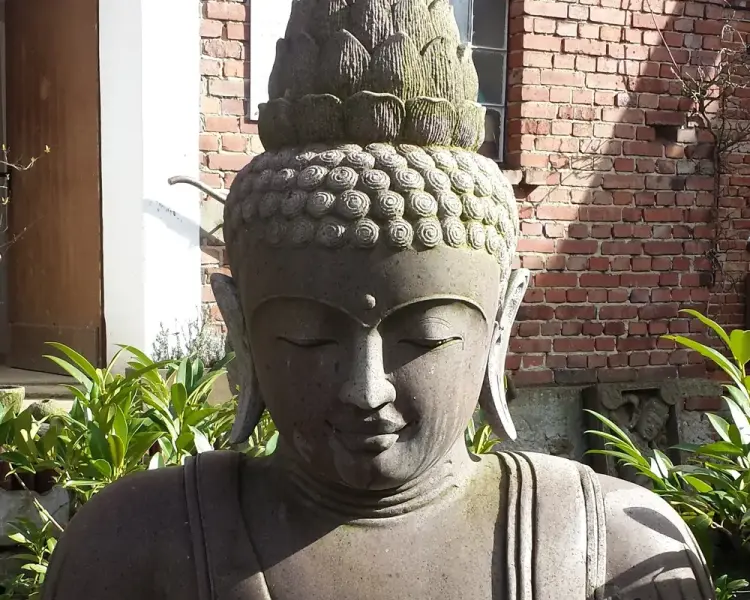 Artikelbild 2 des Artikels “Buddha-Figur, sitzend, aus Flussstein, indisch, 180 cm H “