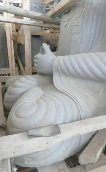 Artikelbild 2 des Artikels “Sitzender Buddha, thailändisch inspiriert, 115 cm hoch. Flussstein grau “