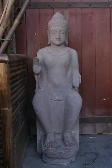 Artikelbild 2 des Artikels “Sitzender Buddha auf Sockel, 130 cm H, rötlicher Flussstein “