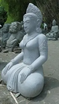 Artikelbild 2 des Artikels “Die Skulptur ist Putri Bali (sitzende Damen) aus Riverstone “