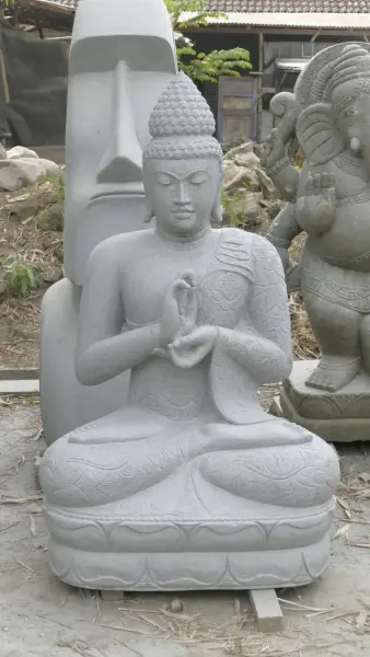 Artikelbild 2 des Artikels “Sitzender Buddha mit floraler Schnitzerei -Chakra Position. Ungefähr 152cm Höhe. Naturstein (Flussstein), Steinmetzarbeiten “
